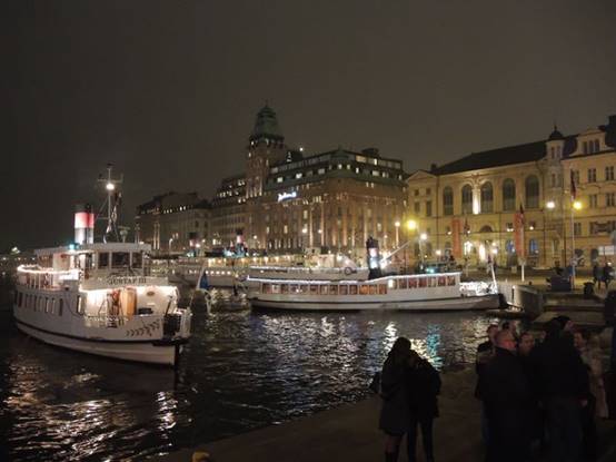 Macintosh HD:Users:PC:Pictures:Libreria di iPhoto.photolibrary:Masters:2015:01:04:20150104-185211:Santa Claus Fly out 079.jpg